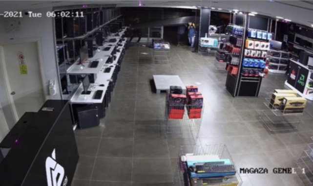 İstanbul'da teknoloji mağazasında soygun: Hırsızlık yarışına girince ayağı kayıp yere düştü