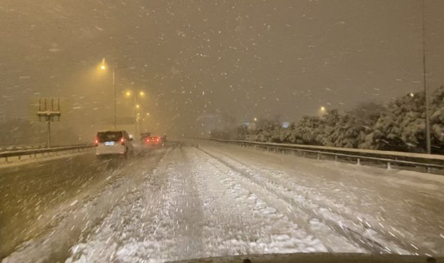 İstanbul'da TEM Otoyolu kar yağışı sonrası beyaza büründü, sürücüler güçlükle ilerledi