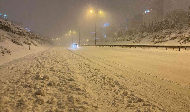 İstanbul'da TEM ve D-100 karayolu kar yağışı sonrası beyaza büründü, sürücüler güçlükle ilerledi