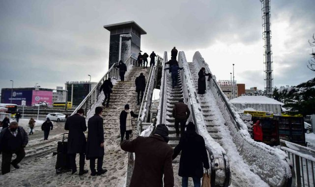İstanbul&#039;da yürüyen her şey dondu