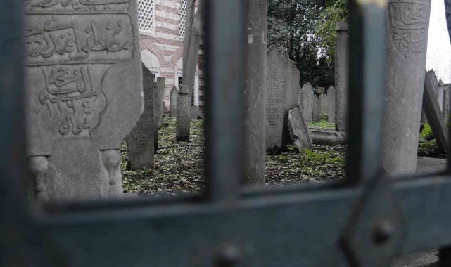 İstanbul'un göbeğinde tarihi mezarlıklar yok oluyor