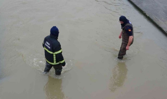 İtfaiye, dereye düşen cep telefonunu bulmak için buz gibi suya girdi