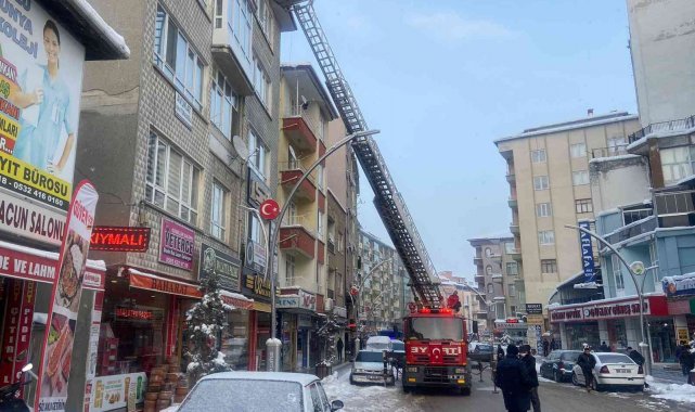 İtfaiye ekipleri buz sarkıtlarını temizledi