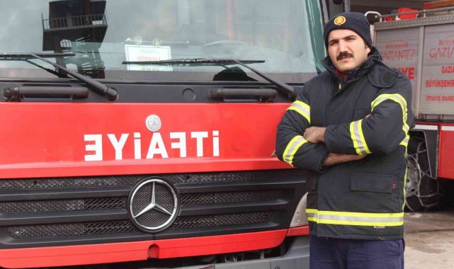 İtfaiye eri hasta kadını sırtında taşıdı