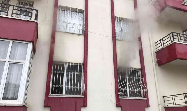 İtfaiye eri, yangında mahsur kalan yaşlı kadını sırtında indirdi