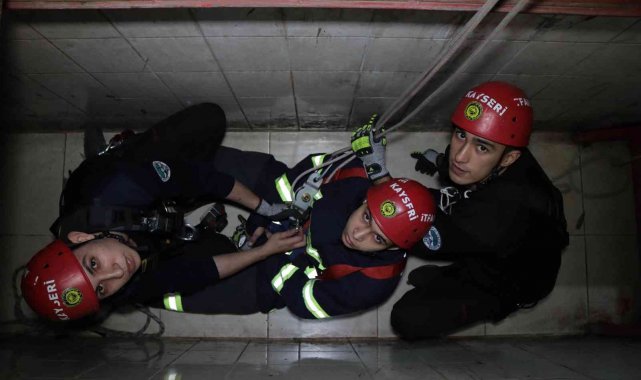 İtfaiye erlerinin 'komando' gibi zorlu eğitimi