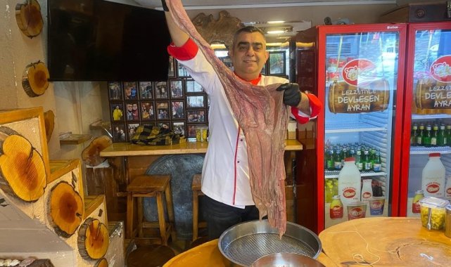 İzlediği belgeselden esinlendi, 1,5 metre uzunluğunda deve şırdanı yaptı