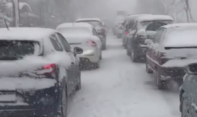 İzmir&#039;de onlarca vatandaş araçlarında mahsur kaldı