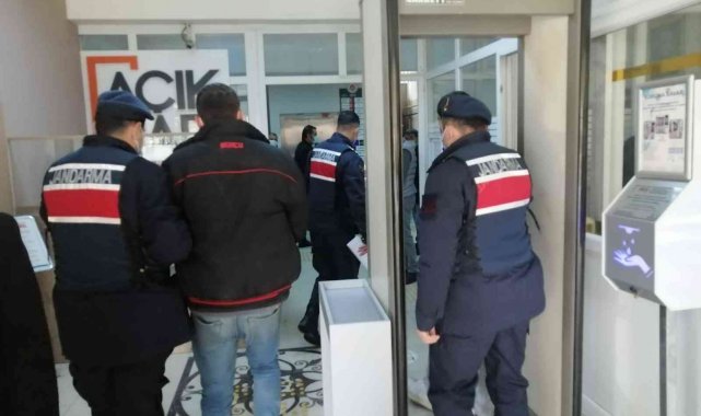 İzmir'de 10 yıl hapis cezası bulunan firari hükümlü jandarmadan kaçamadı