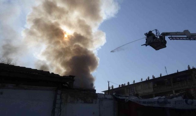 İzmir'de bit pazarında yangın paniği