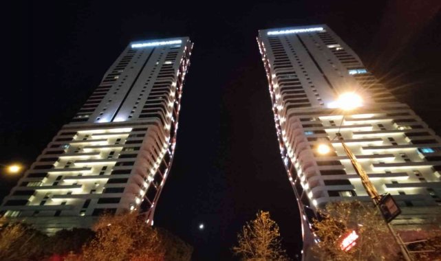 İzmir&#039;de ikiz kulelerde yangın paniği: 3 yaralı