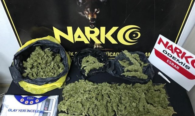 İzmir'de narkotik polisi, uyuşturucu tacirini evinde yakaladı