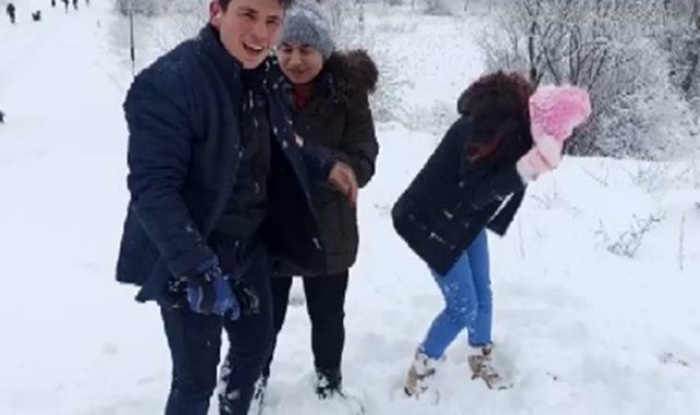 İzmir&#039;de öğrencilerin kar keyfi: Doya doya kar topu oynadılar