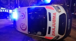 İzmir'de otomobil ile çarpışan ambulans yan yattı: 3 yaralı