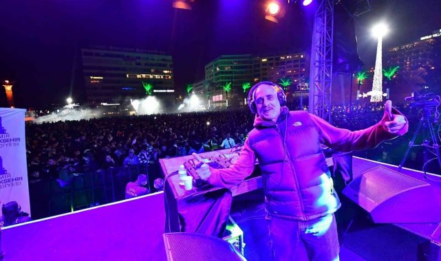 İzmirliler 2022&#039;ye müzikle girdi