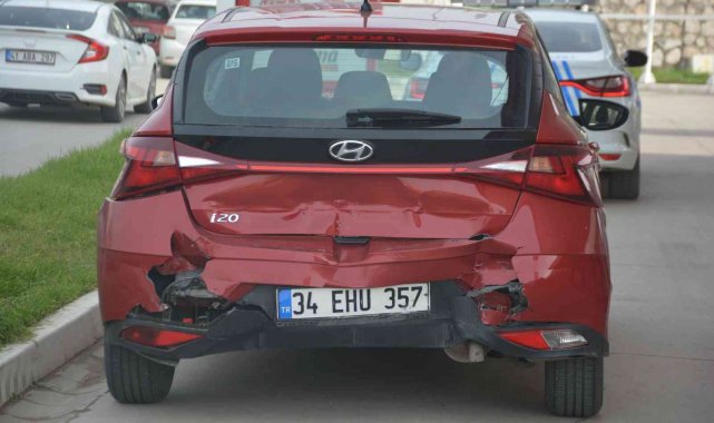 İzmit'te 3 araç kazaya karıştı: 2 yaralı