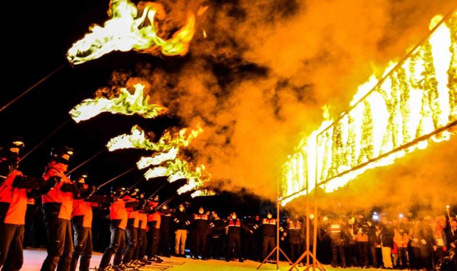 JAK timlerinin meşaleli kayak gösterisi nefes kesti