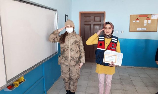 Jandarma ekibi öğrencilerin karne heyecanına ortak oldu