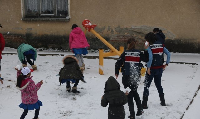 Jandarma ekipleri çocukların kar heyecanına ortak oldu