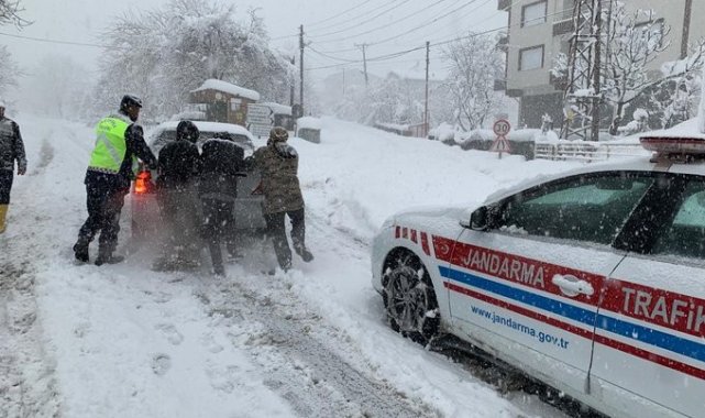 Jandarma ekipleri karla mücadelede vatandaşın yanında