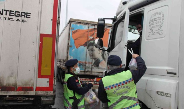 Jandarma ekiplerinden tır sürücülerine kumanya