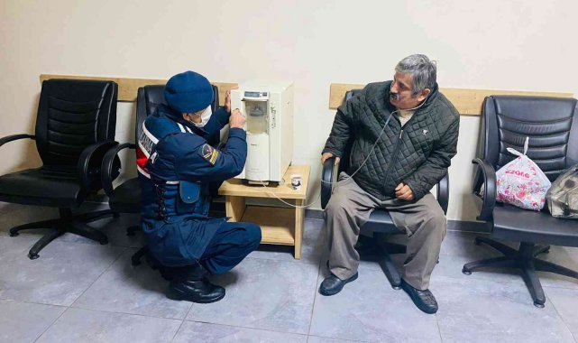 Jandarma ekiplerinden vatandaşa yardım eli