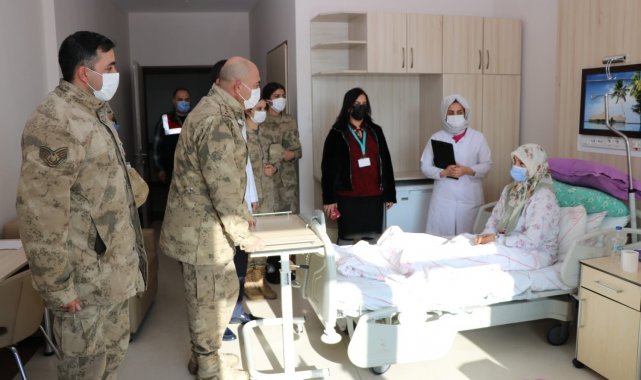 Jandarma hem çocukları hem de hastaları ziyaret etti