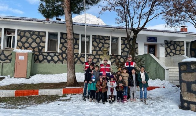 Jandarma ile çocuklar kıyasıya kartopu oynadı