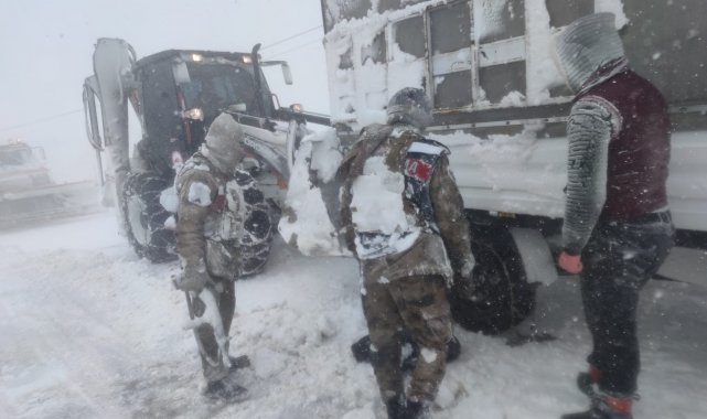 Jandarma, kar ve tipide mahsur kalan 31 vatandaşı kurtardı