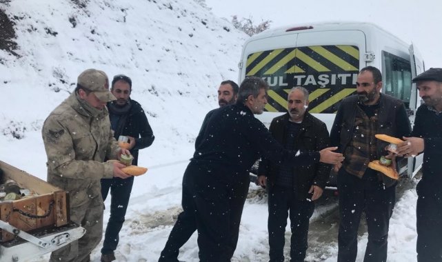 Jandarma karda mahsur kalan 1&#039;i bebek 10 kişiyi kurtardı