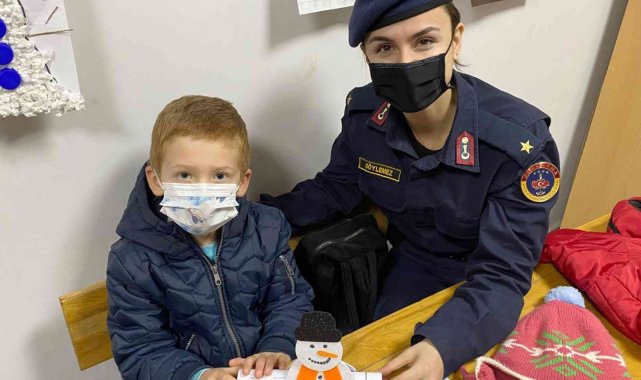 Jandarma öğrencilerin karne sevincine ortak oldu