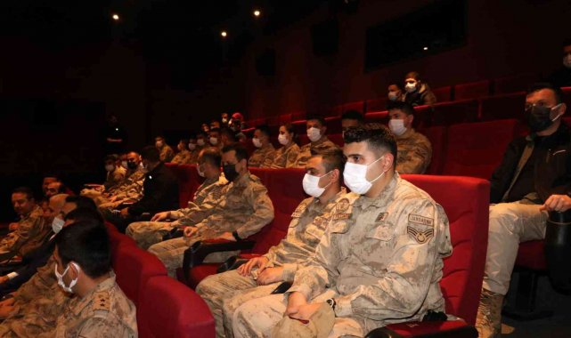 Jandarma personeli "Kesişme: İyi ki Varsın Eren" filmini izledi