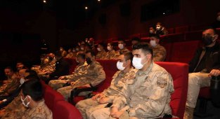Jandarma personeli "Kesişme: İyi ki Varsın Eren" filmini izledi