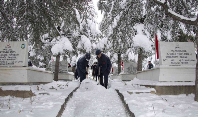 Jandarma personeli Şehitlikte kar temizliği yaptı