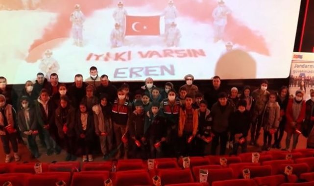 Jandarma personeli vatandaşlarla birlikte "Kesişme: İyi ki Varsın Eren" filmini izledi