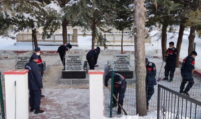 Jandarma şehit kabirlerini temizledi