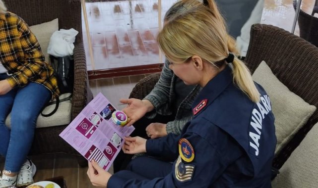 Jandarma, şiddet mağduru kadınlarla beraber