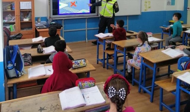 Jandarma timleri okul okul gezip trafik dersi veriyorlar