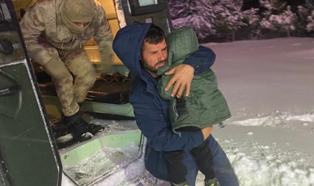 Jandarma zırhlı araçlarıyla mahsur kalanların yardımına yetişti