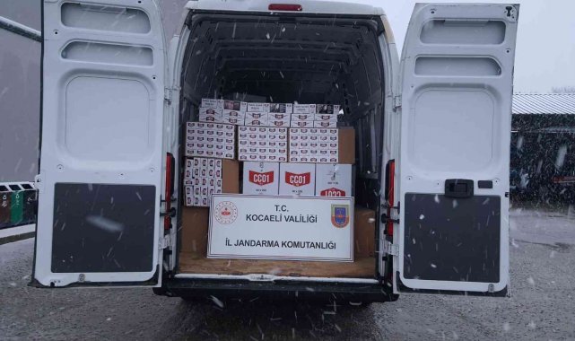 Jandarmadan 175 bin TL değerinde kaçak makaron taşıyan araca operasyon