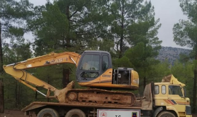 Jandarmadan iş makinasıyla yapılan kaçak kazıya suçüstü:7 gözaltı