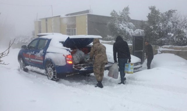 Jandarmadan karda mahsur kalanlara gıda yardımı