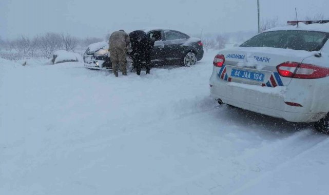 Jandarmadan karda yolda kalanlara yardım