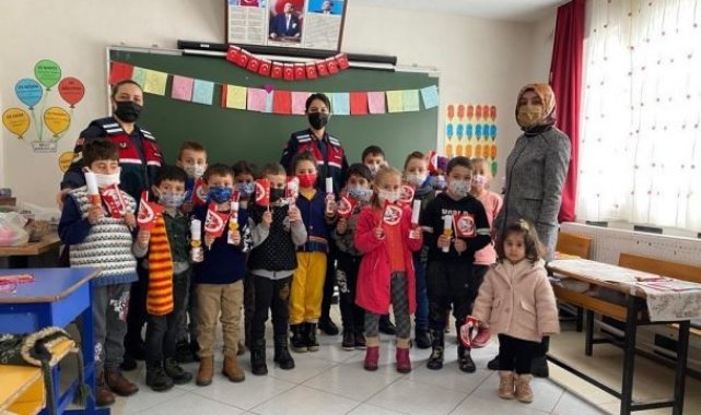 Jandarmadan öğrencilere karne hediyesi