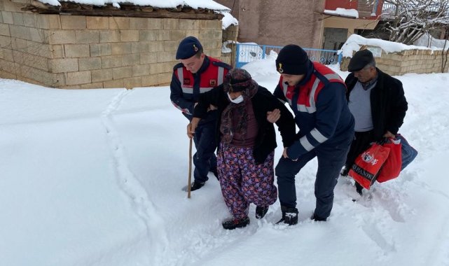 Jandarmadan yaşlı hastaya yardım eli