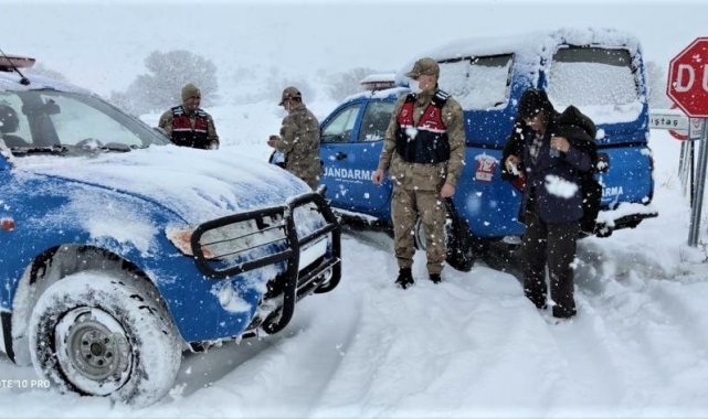 Jandarmadan yolda mahsur kalanlara yardım