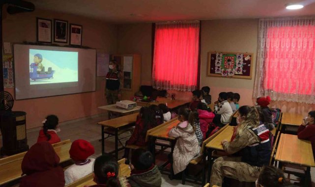 Jandarmanın kurtarma köpeğinden çocuklara gösteri