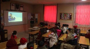 Jandarmanın kurtarma köpeğinden çocuklara gösteri