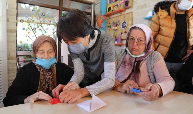 Japon öğretim üyesi Mavi Ev'de origami eğitimi verdi