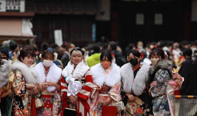 Japonya'da gençler Yetişkinler Günü'nü kimono giyerek kutladı